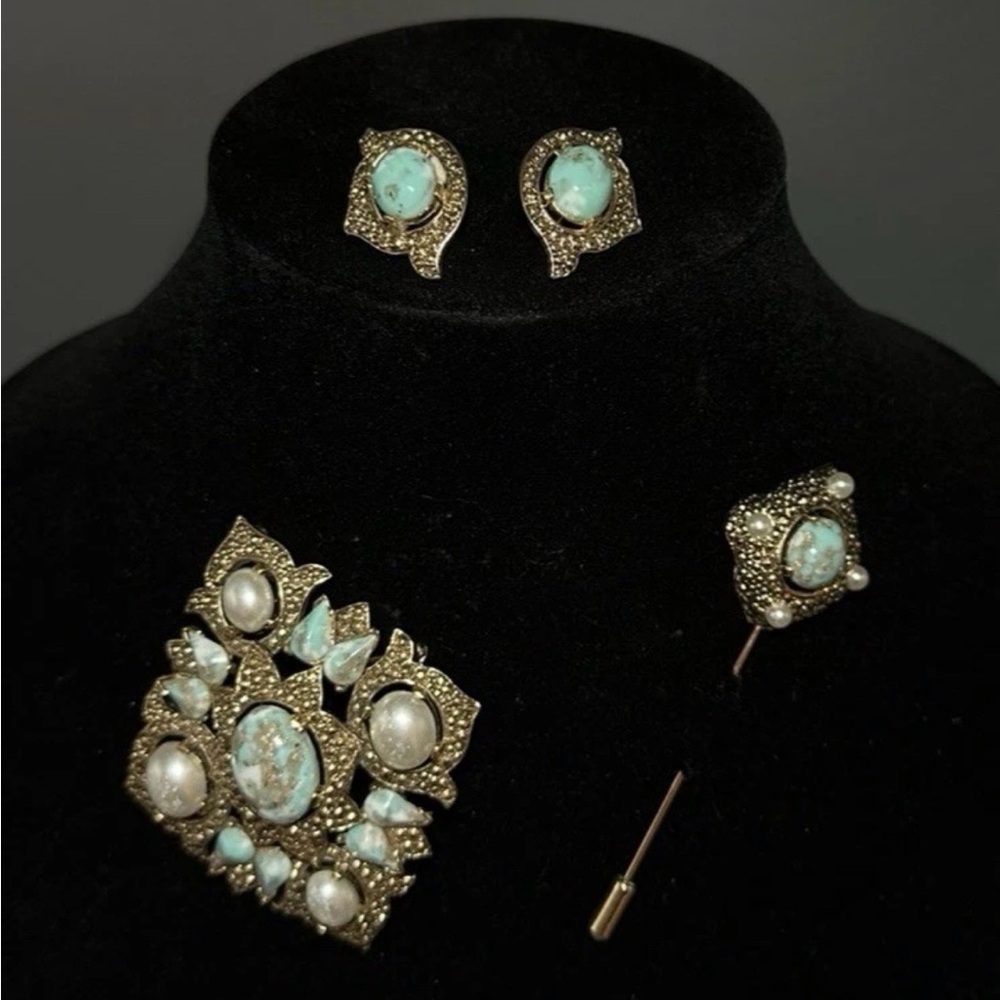 VTG Sarah Coventry “Remembrance” Set - Brooch, Earrings, And Stick Pin 1968 - Picture 2 of 16